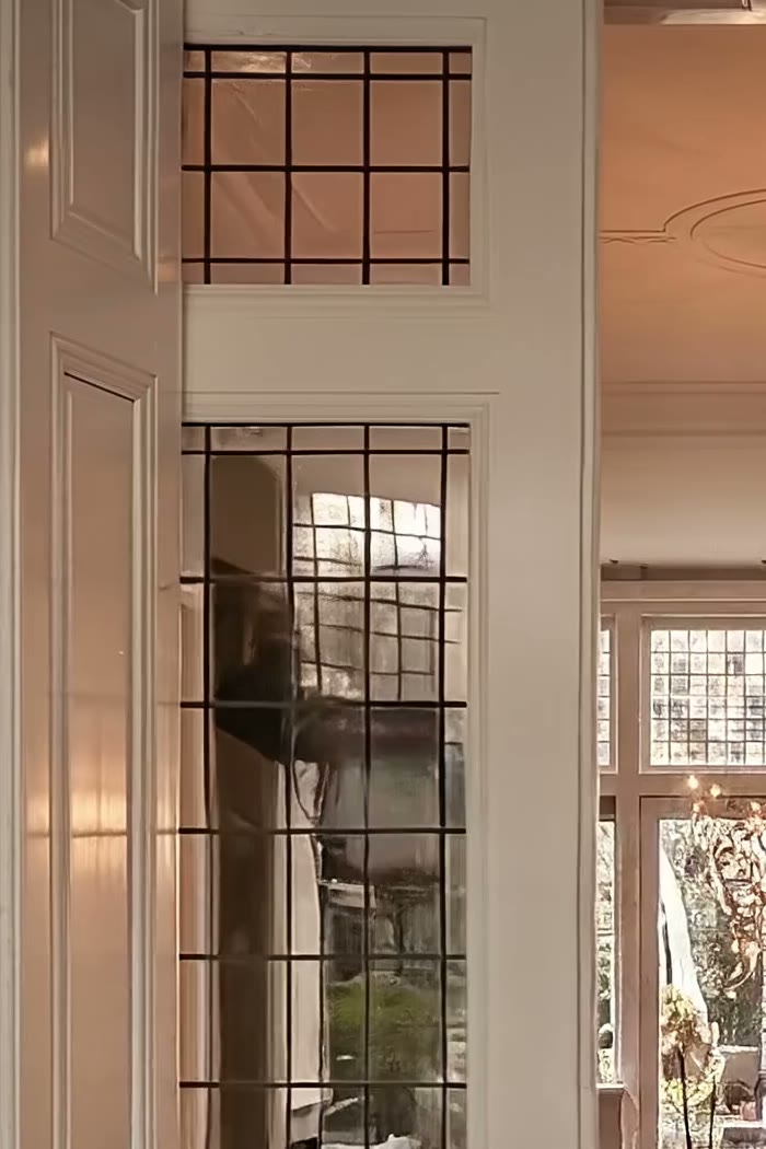 Glas-in-lood detail in kamer ensuite deuren